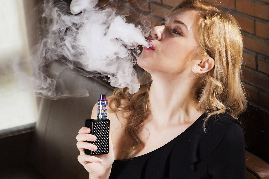 Frau beim Vaping